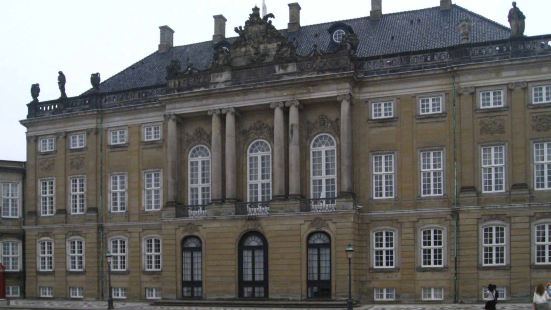 阿美琳堡宫是丹麦皇室的住所。 它由四个相同的古典宫殿立面组成