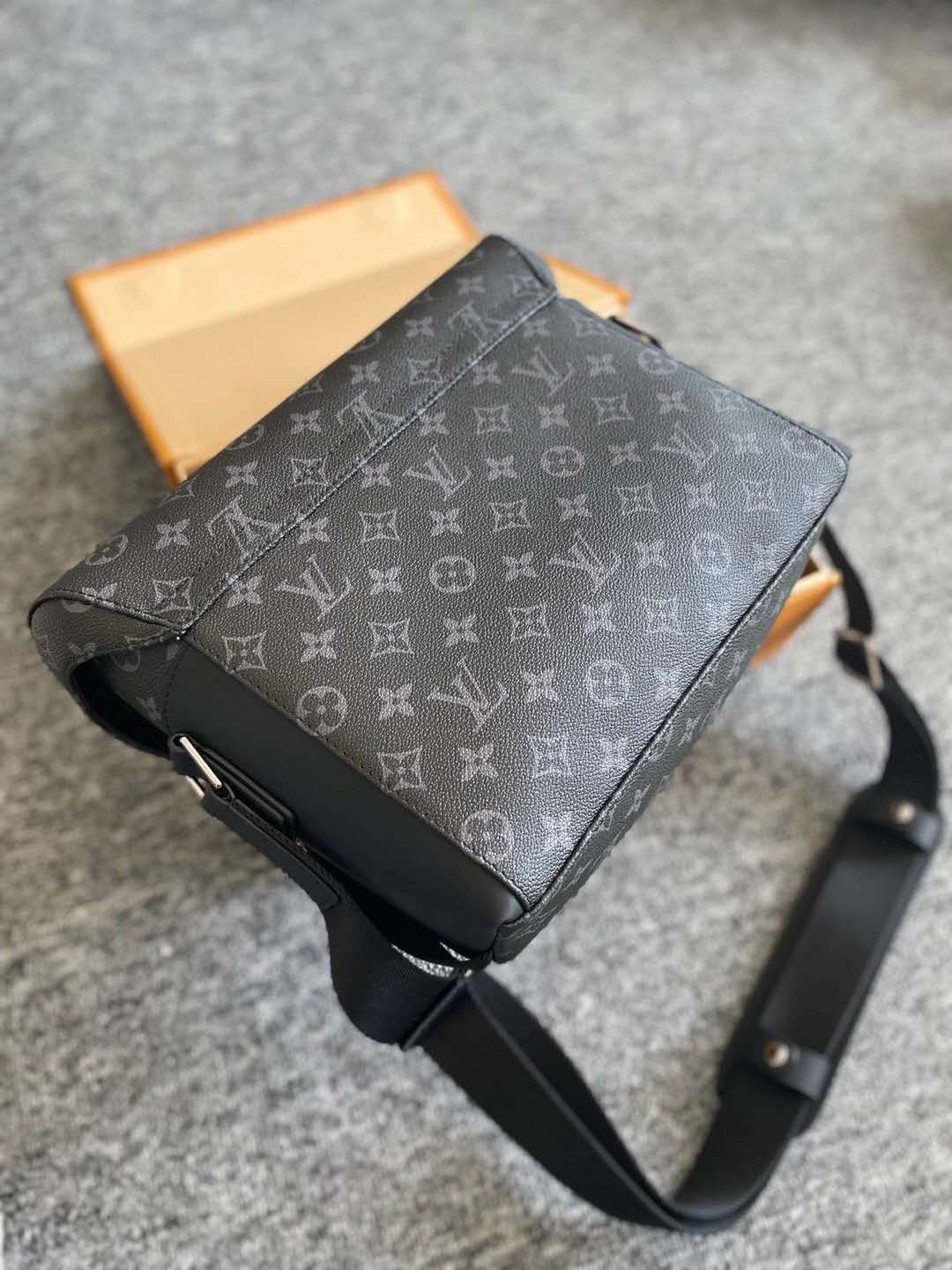 LOUIS VUITTON CHICAGO MICHIGAN AVENUE - 80 Photos & 160 Reviews