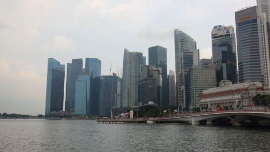 新加坡的CBD主要集中在濱海灣一片，也是金融服務中心，這裏雲