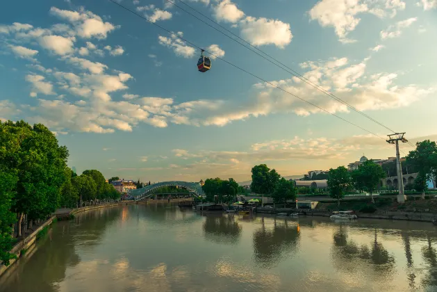 สะพานสันติภาพ ทบิลิซี โรงแรมใกล้เคียง