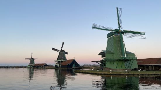 荷蘭風車村，傳統風情。綠色的田野中聳立著風車，彷彿時光停滯。