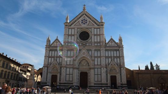 圣十字也是佛罗伦萨典型的教堂，白色作为底色，绿色立面构成作为