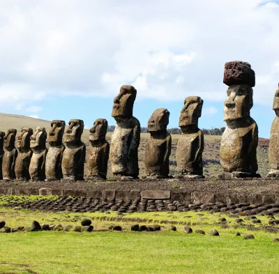 Hotels near Moai