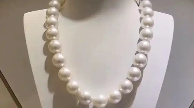 Hotels near Hainan Jingrun Pearl Museum