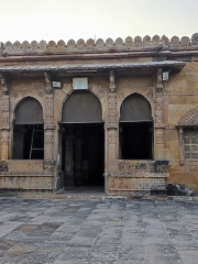 Jhulta Minar, Bibiji Masjid