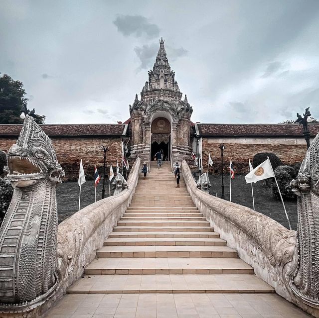 นั่งรถม้า ชมพระธาตุลำปางหลวงอายุ>700ปี