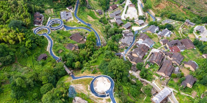 東弄村