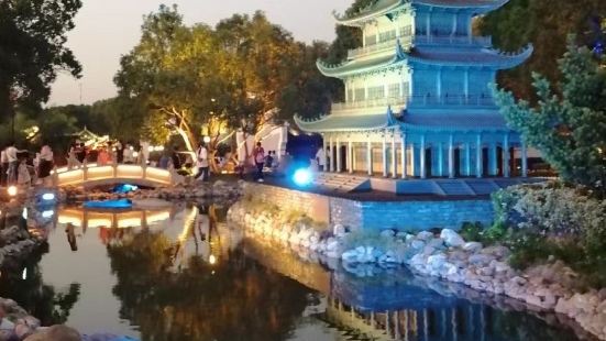 金鄂公园位于中国湖南省岳阳市城区中心的南湖大道边，听听传说故