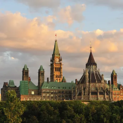 Hotels near Metro Rideau St.