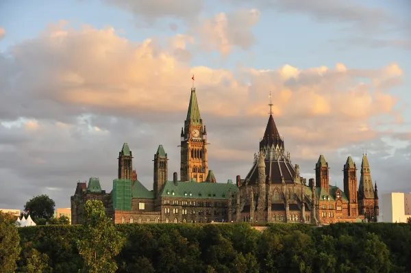 Hotels near Metro Rideau St.