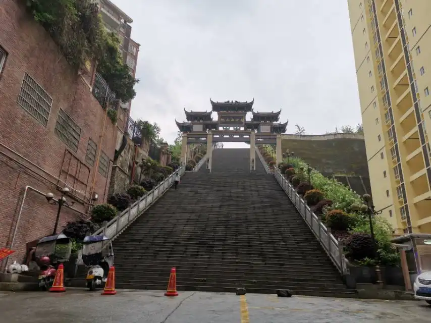 Hotels near Taohua Mountain Park