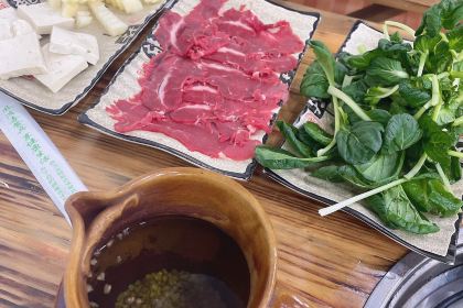 阿妈野生菌土鸡腊排骨·蒸汽石锅鱼