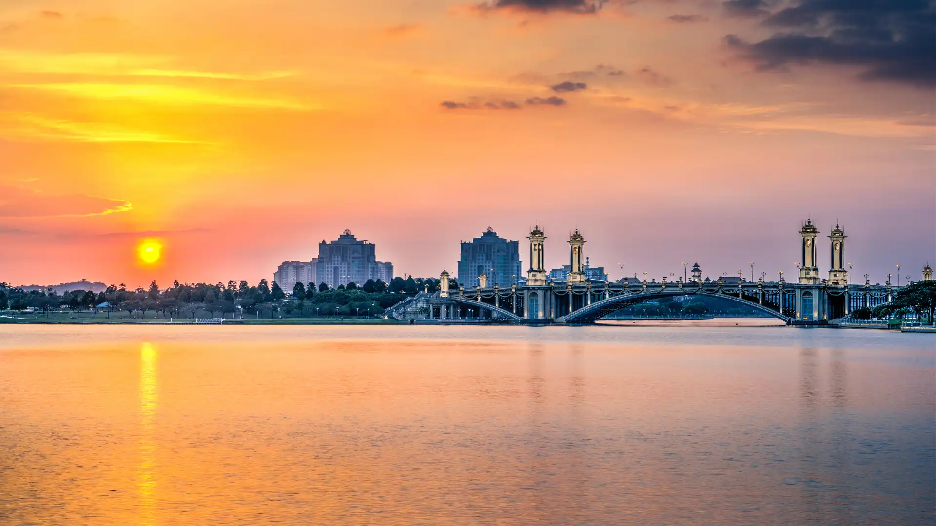 Hotels near Putra Bridge