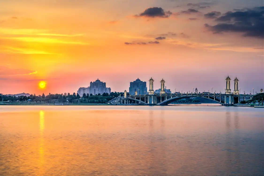 Hotels near Putra Bridge