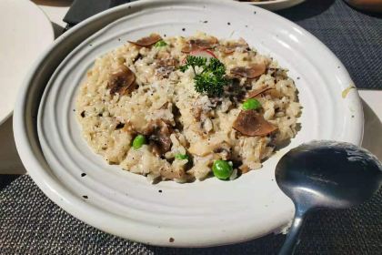 White House Restaurant & Bar