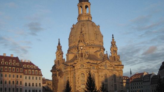 德國聖母教堂這個教堂佔地位置特別大，而且看起來特別古典，特別