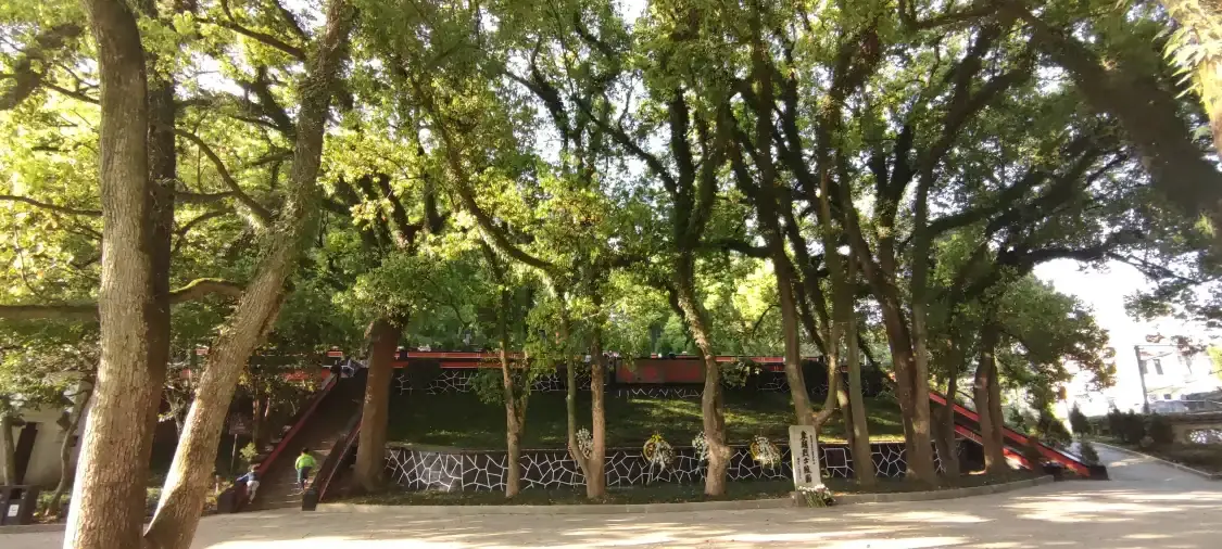 Hotels near Donghu Martyrs Cemetery