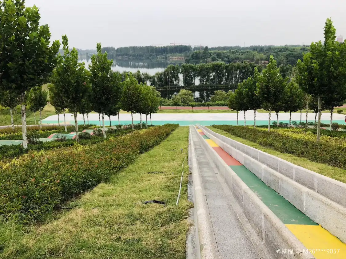 Hotels near Yinghe Dengshanhu Chengshi Shan De Park