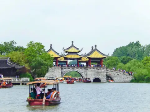 Slender West Lake Cruise