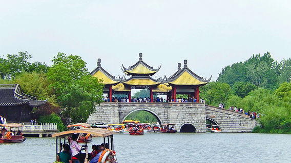 Slender West Lake Cruise