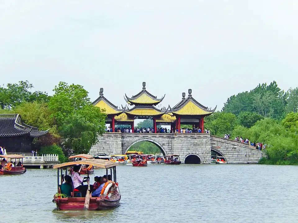 4_Slender West Lake Cruise