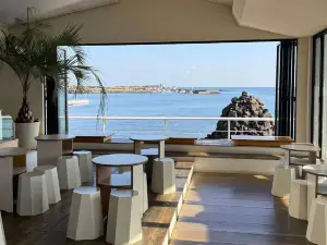 Blanc Rocher Cafe