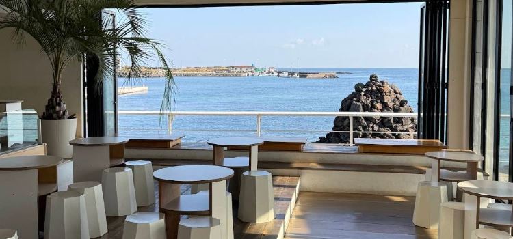 Blanc Rocher Cafe