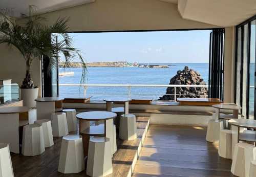 Blanc Rocher Cafe