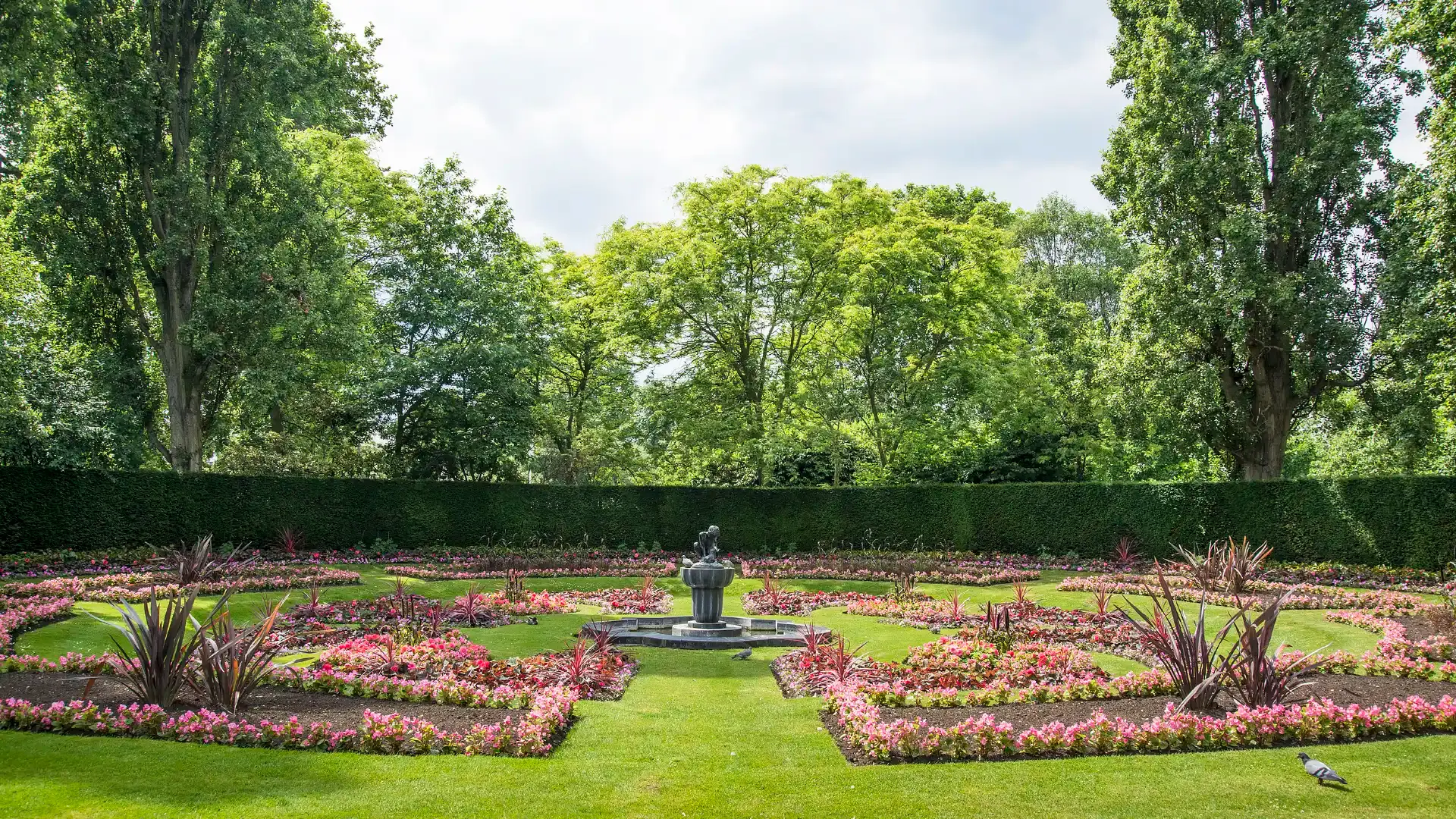 Hotels near Queen Mary's Gardens