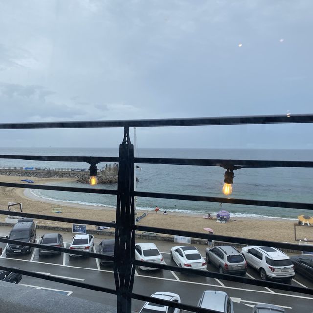 강릉 강문해변 앞에서 커피 한 잔