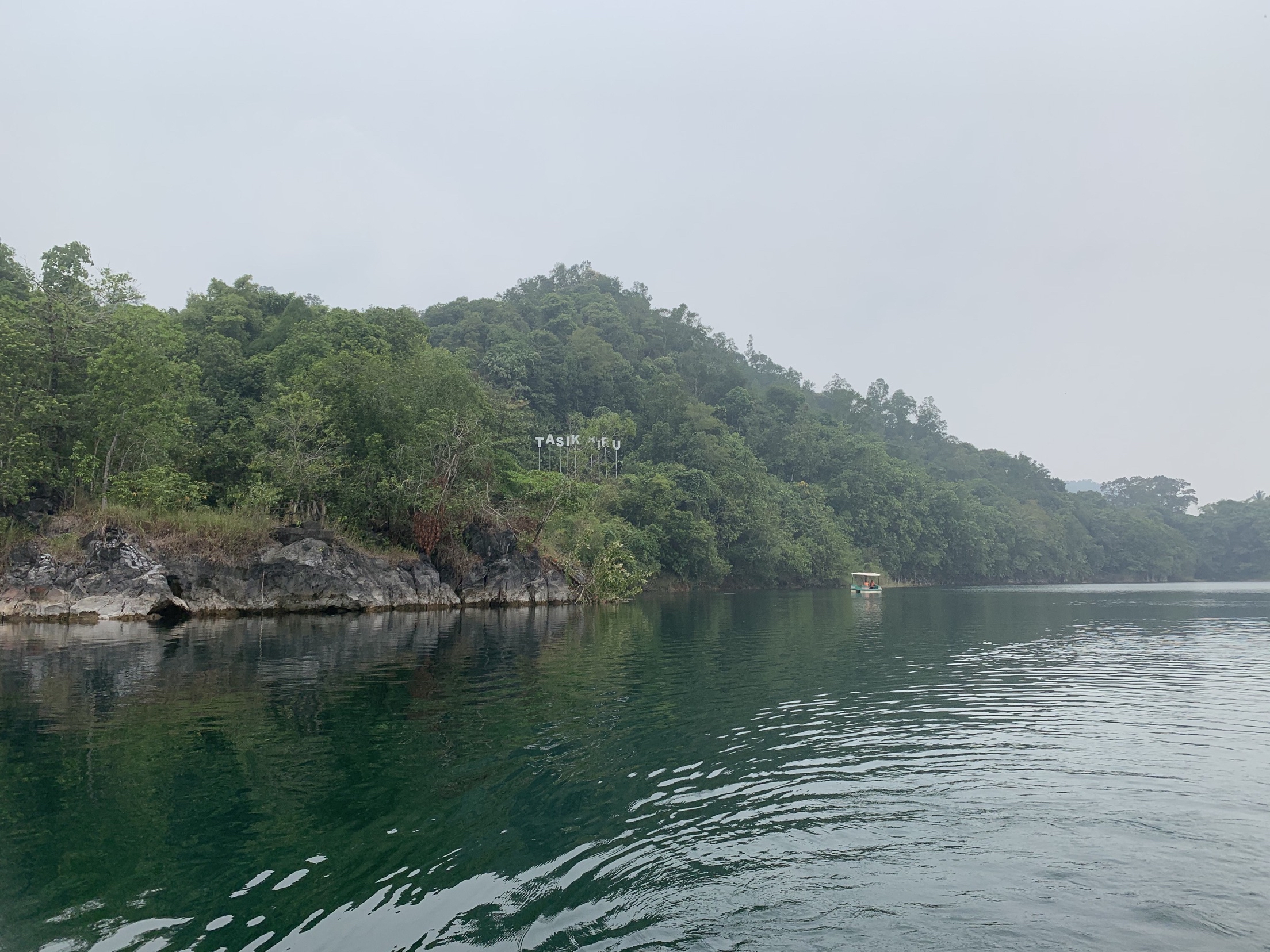 Kem tasik biru