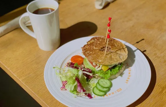 Der Master Restaurant, Delicatessen Grocer & Bar