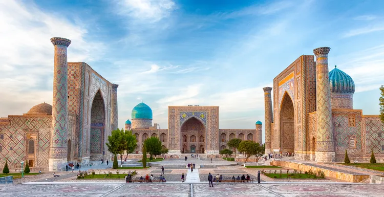 Hotel dekat Museum Of Wood Carving In The Abdulaziz Khan Madrassah