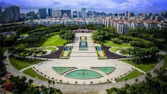 华侨公园建于南海之滨，地理位置独特，环境优雅宜人，是人们消暑