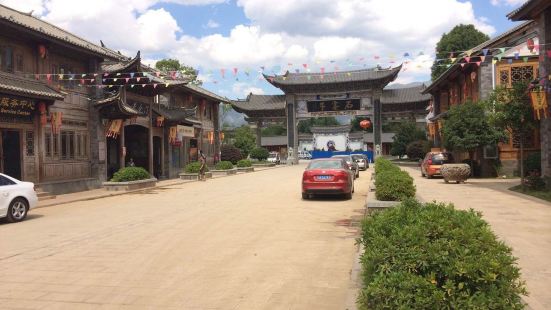 新華白族旅遊村是依原生態自然村落建成的國家AAAA級景區。新
