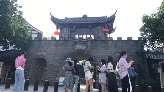 南关石牌坊是汉族传统建筑中非常重要的一种建筑形式，是重要的文