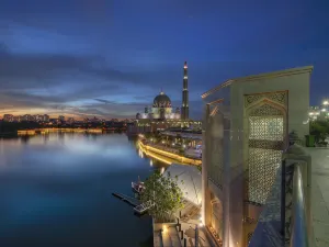 Putrajaya Lake