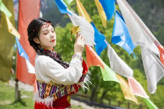 Tibetan Costume Experience in Jiuzhai Valley