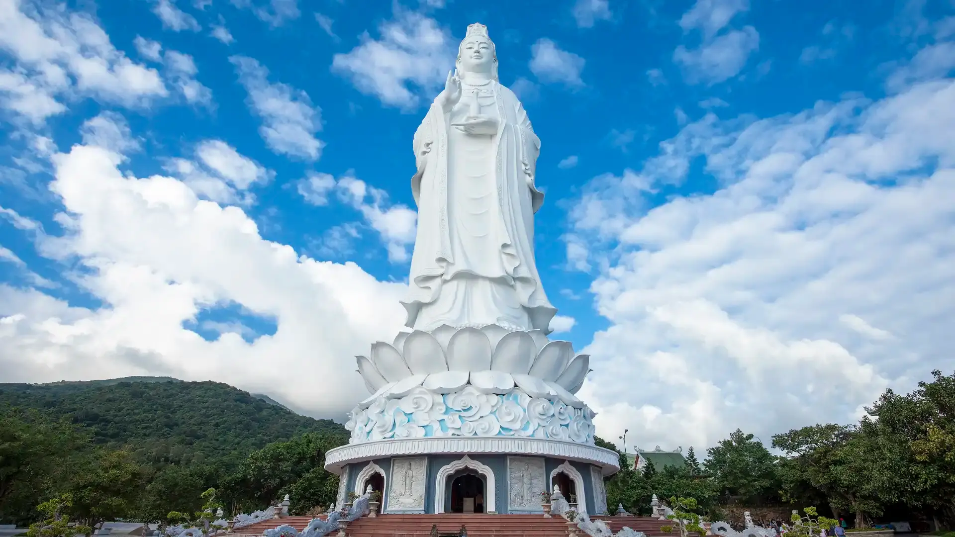 Hotels near Lady Buddha