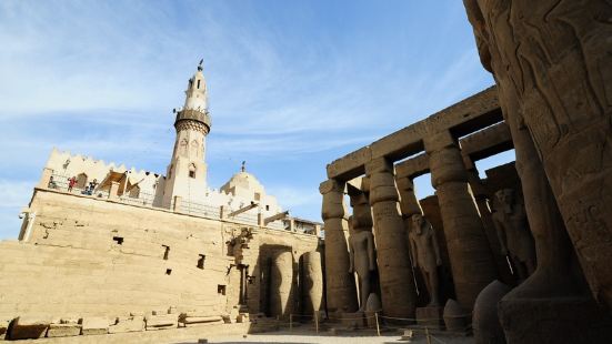 卢克索神庙由古埃及新王国第18王朝的阿蒙霍特普三世在女王哈特