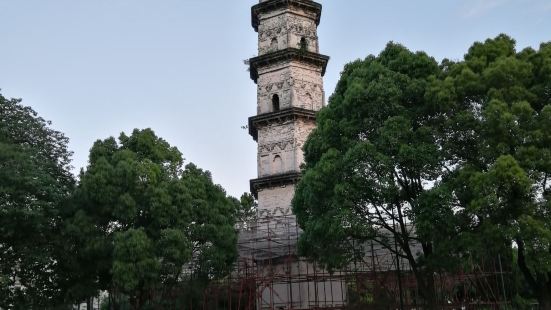 大善寺塔位于浙江绍兴市区子余路绍兴城市广场内东南角。原建于大