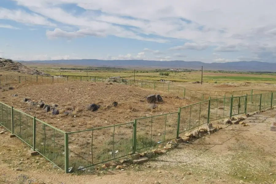 Qiemu'erqieke Stone Human and Sarcophagus Tombs