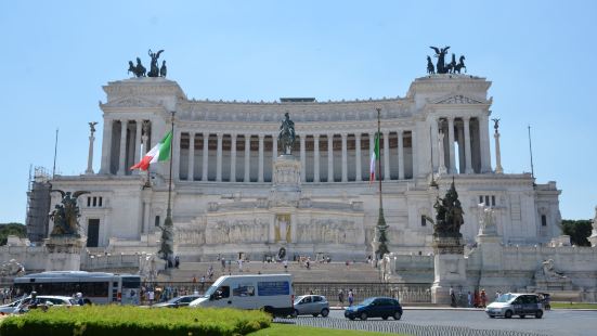 威尼斯广场位于罗马市中心的圆形广场，是罗马最大的广场。广场呈