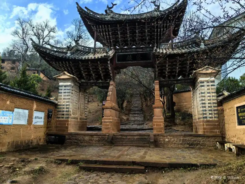 Hotels near Archway of Lingxing Gate
