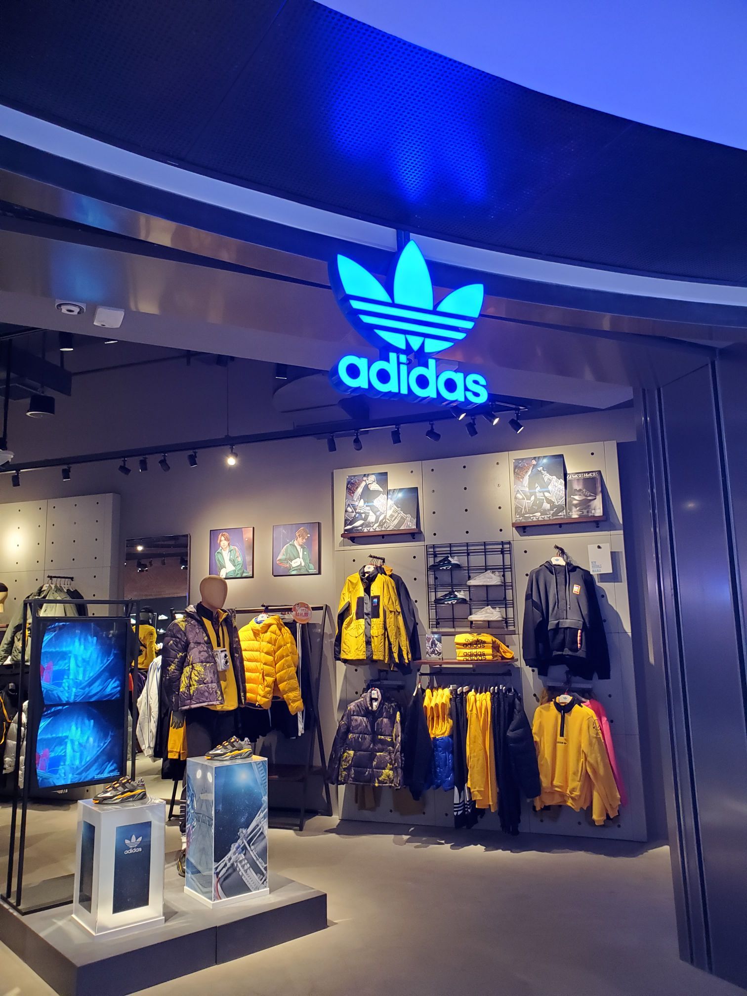 Shopping itineraries in Adidas Originals in 2023-05-21T17:00:00-07:00  (updated in 2023-05-21T17:00:00-07:00) - Trip.com