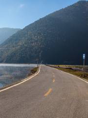 Road around Lake Napahai