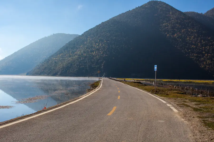 Road around Lake Napahai