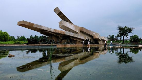 唐山地震遗址纪念公园是在唐山机车厂原址建立的一个纪念性公园，