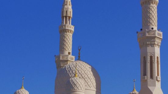 朱美拉清真寺（JUMEIRAH MOSQUE）是迪拜最大最美