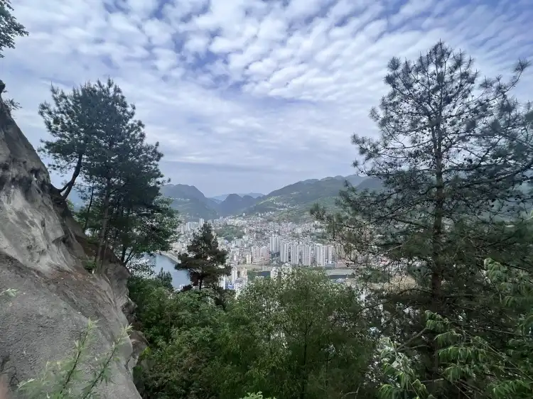 Hotels near Chaqi Mountain
